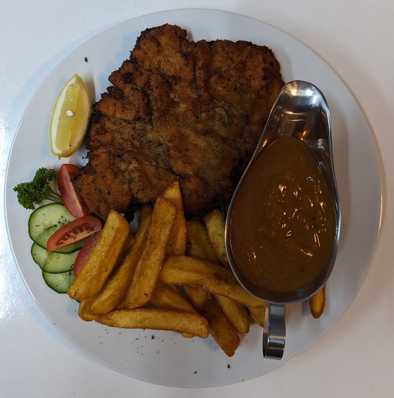 Schnitzel mit Pommes, Salat und Soße