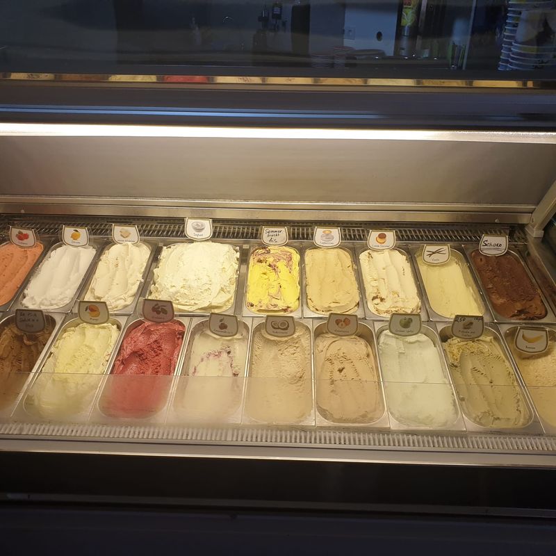 Eistheke mit hausgemachten Sorten