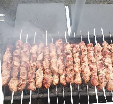 Spieße im Grillrauch